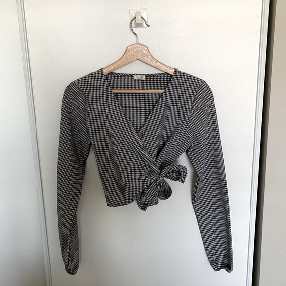 Brandy Melville gingham pattern long sleeve long sleeve crop top - Picture 2 of 3